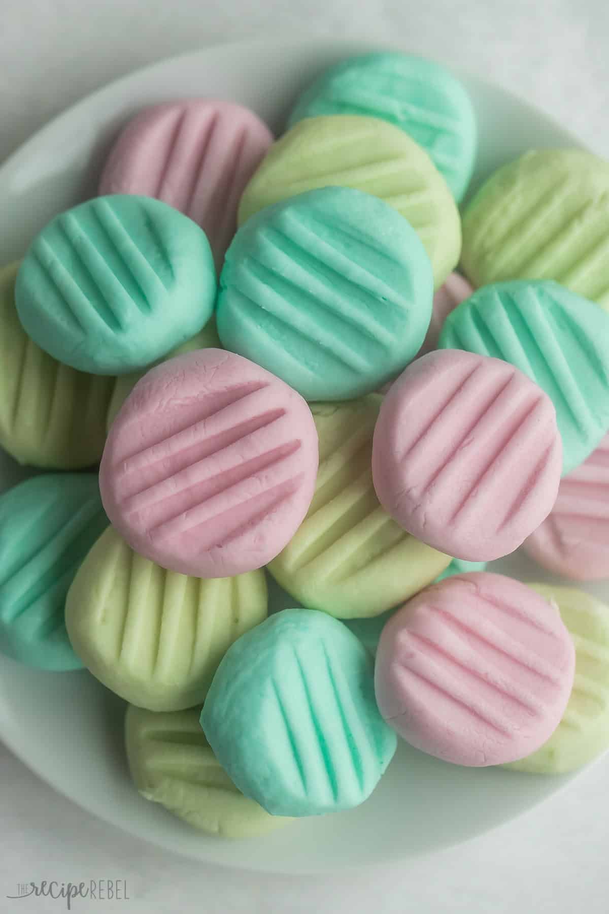 une assiette pleine de bonbons à la menthe au fromage à la crème.