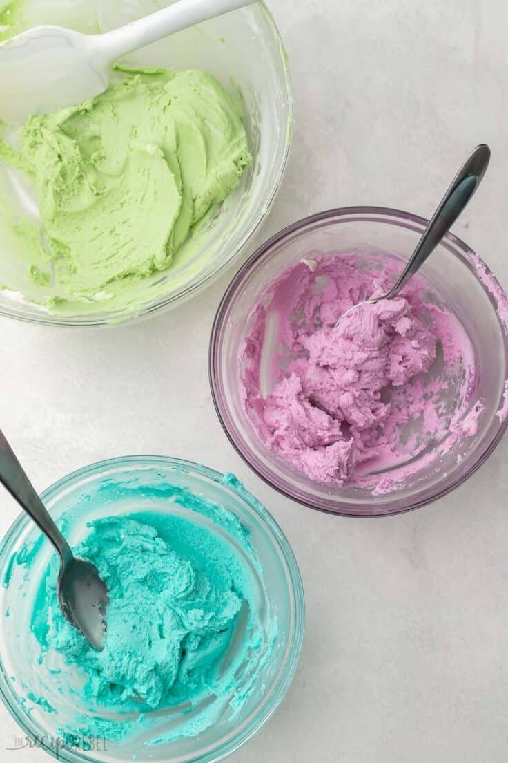 trois bols de fromage à la crème colorés, vert, violet et bleu.