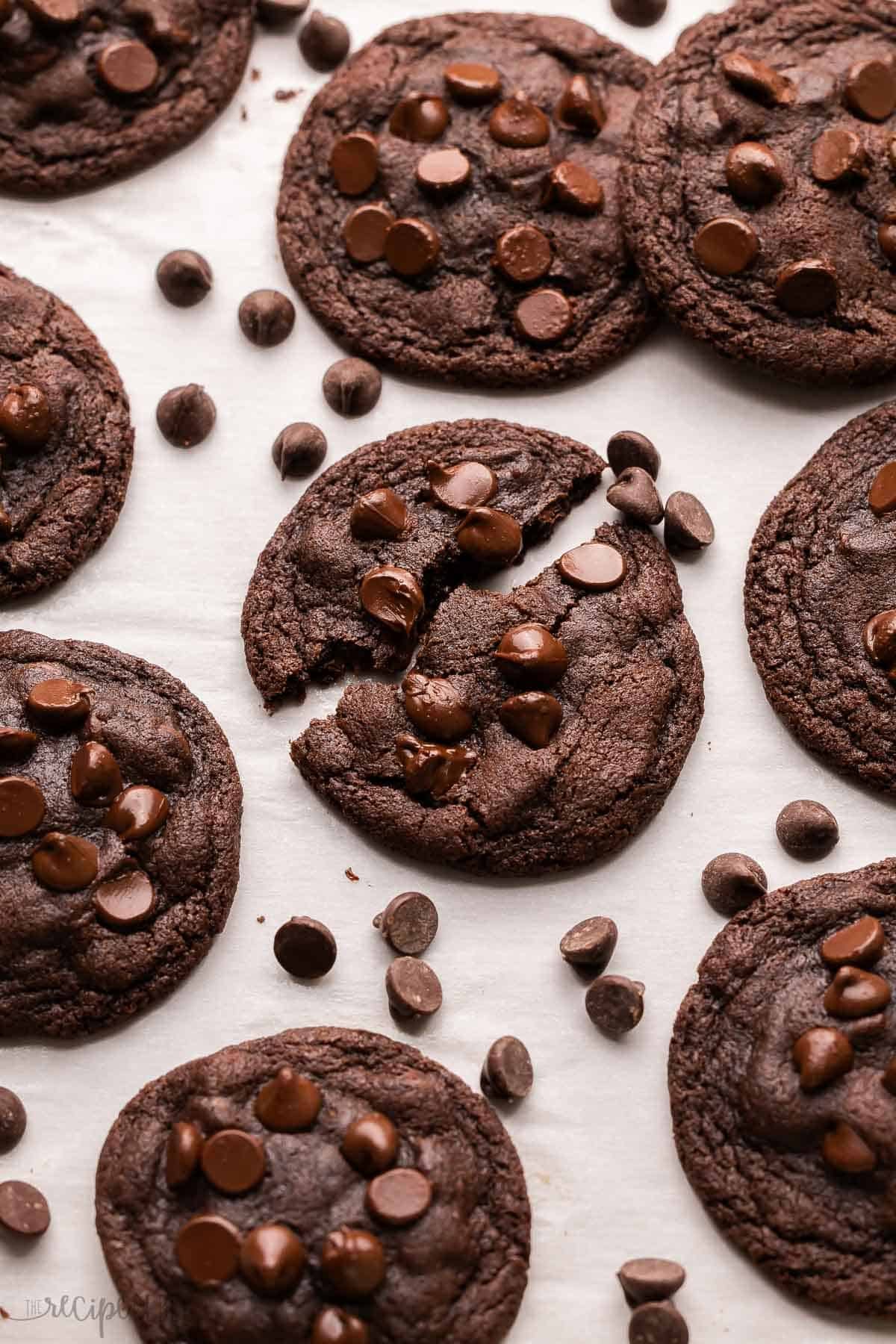 image en gros plan d'un cookie au chocolat brisé sur une plaque.