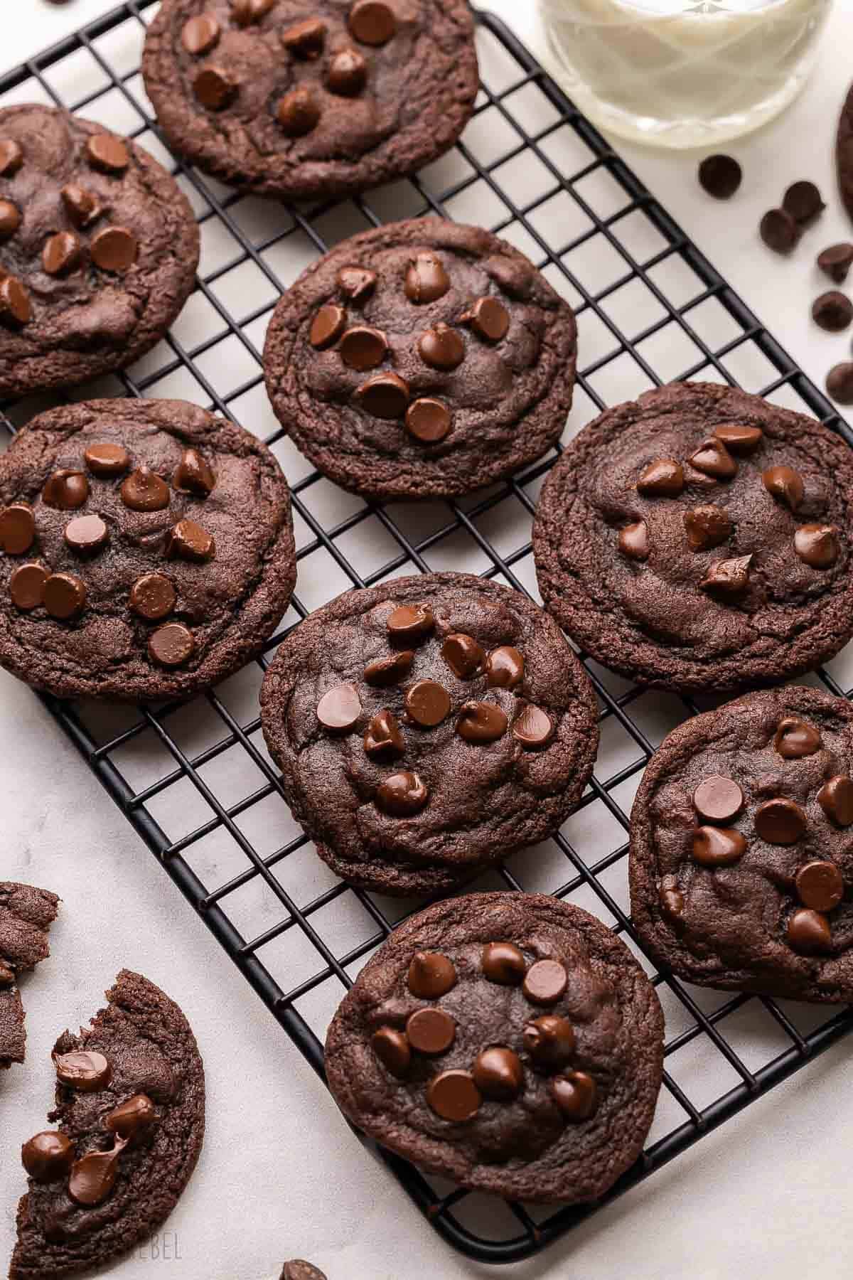 des cookies double chocolat de maman sur une grille de refroidissement noire.