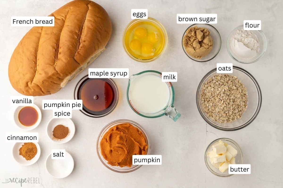 les ingrédients nécessaires pour la casserole de pain perdu à la citrouille sur une surface grise.