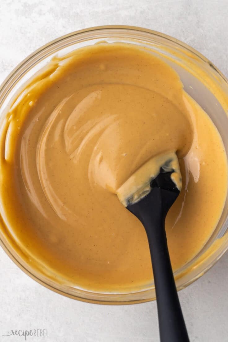 mélange fondant de beurre de cacahuète et spatule dans un bol.