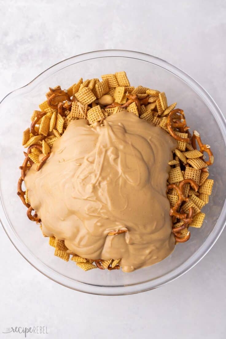 mélange de beurre de cacahuète ajouté au bol d'autres ingrédients.