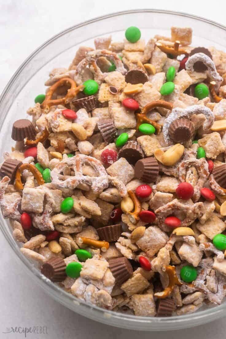 grand bol en verre rempli de reindeer chow.