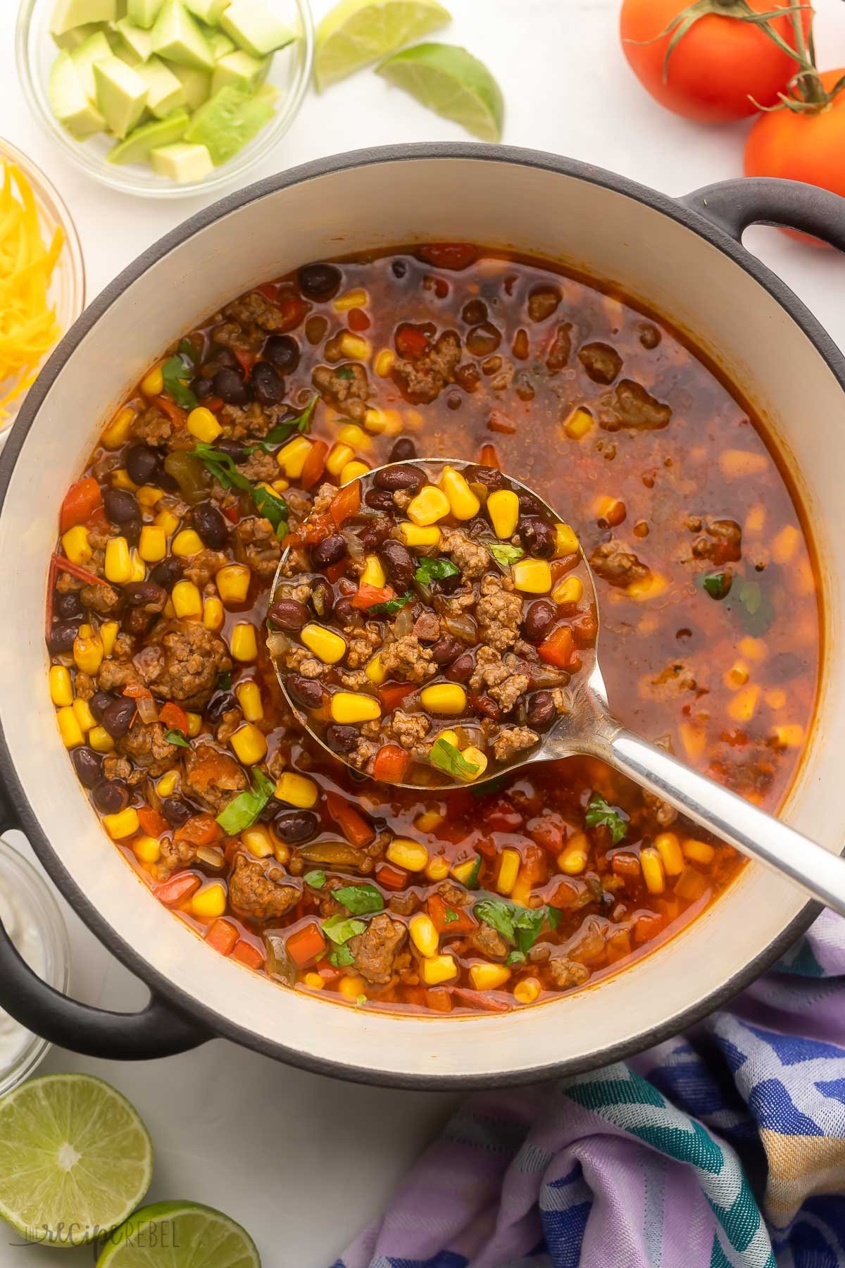 grande casserole pleine de soupe tacos avec une louche en métal.