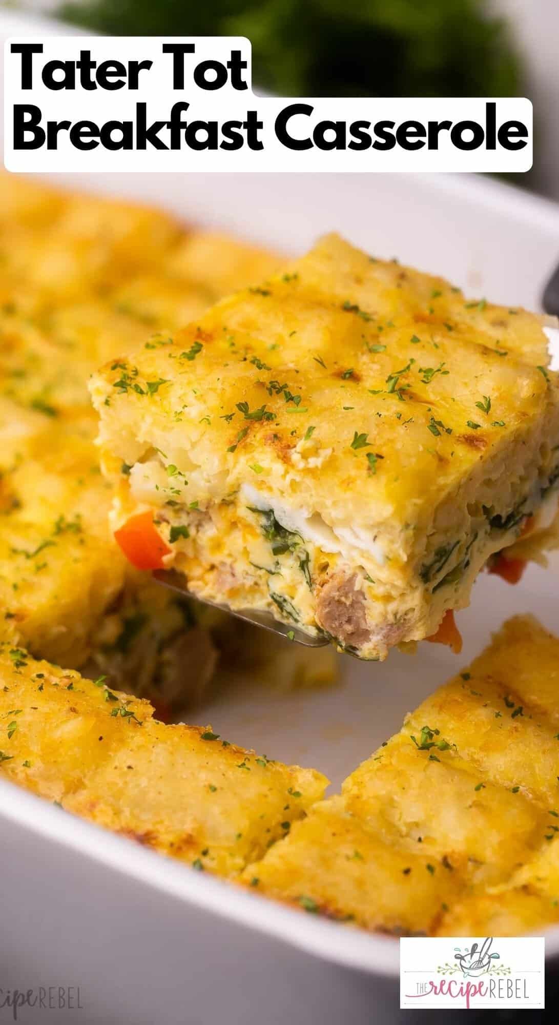 Une part de casserole de tater tots en cours de présentation.