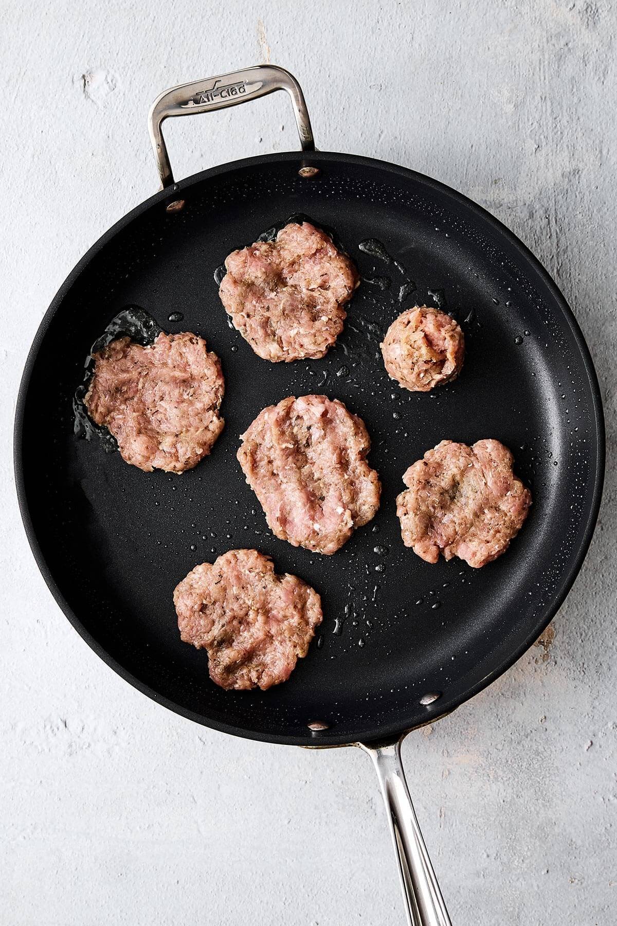 Cuire les galettes de saucisse de poulet au petit-déjeuner.