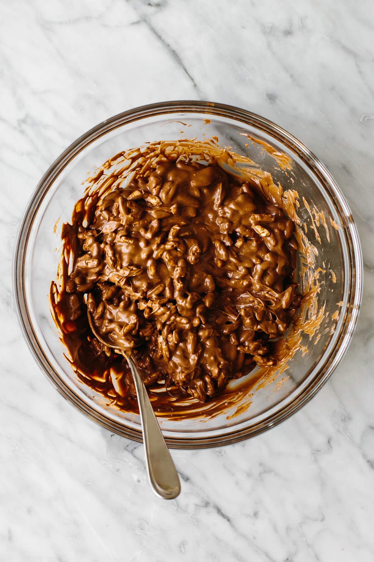 Mélange de chocolat et de riz soufflé dans un bol.