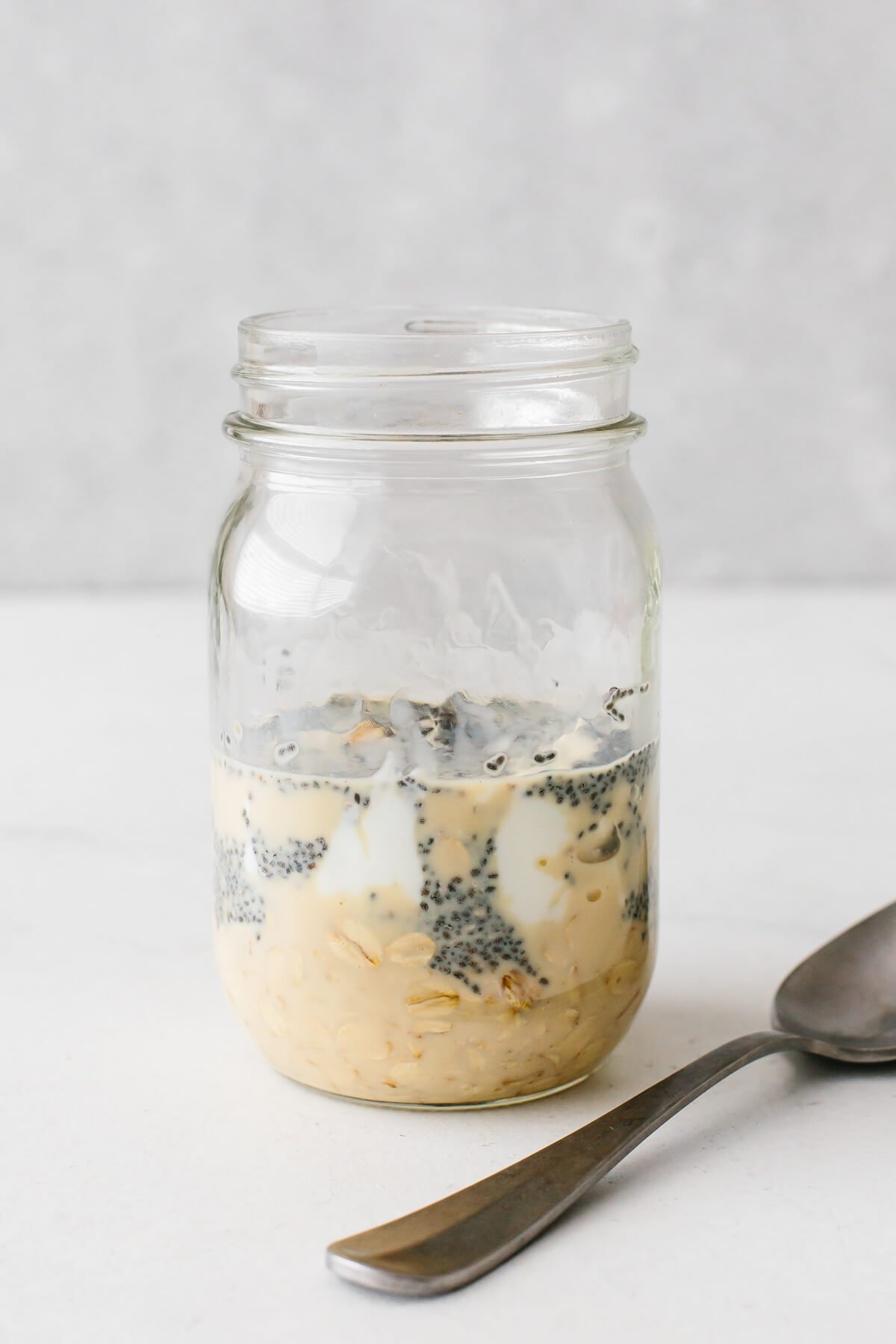Les flocons d’avoine à la crème de lait de poule sont un petit-déjeuner ou un dessert délicieux qui est ultra-crémeux, sucré et parfaitement épicé ! Mélange des flocons d’avoine nocturnes dans un bocal.