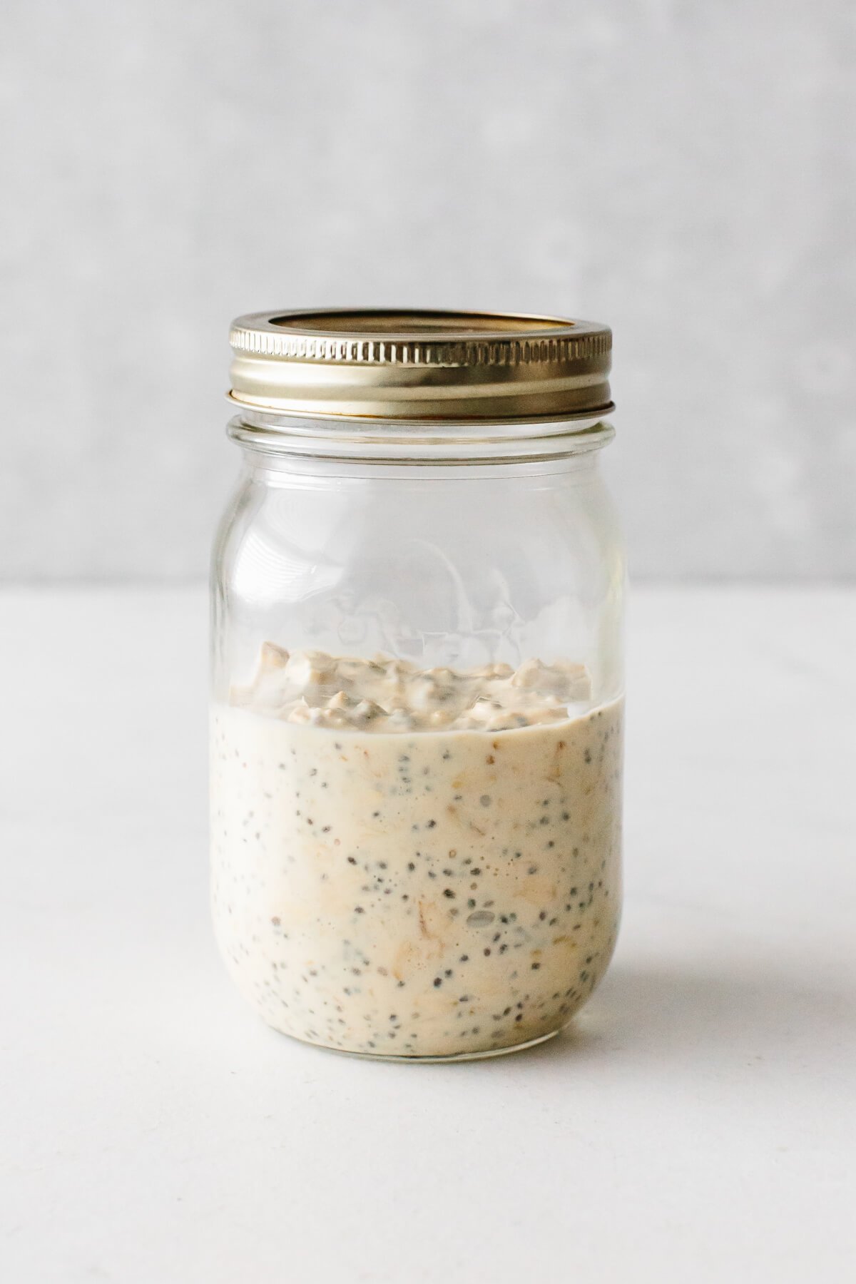 Les flocons d’avoine à la crème de lait de poule sont un petit-déjeuner ou un dessert délicieux qui est ultra-crémeux, sucré et parfaitement épicé ! Un bocal de flocons d’avoine à la crème de lait de poule.