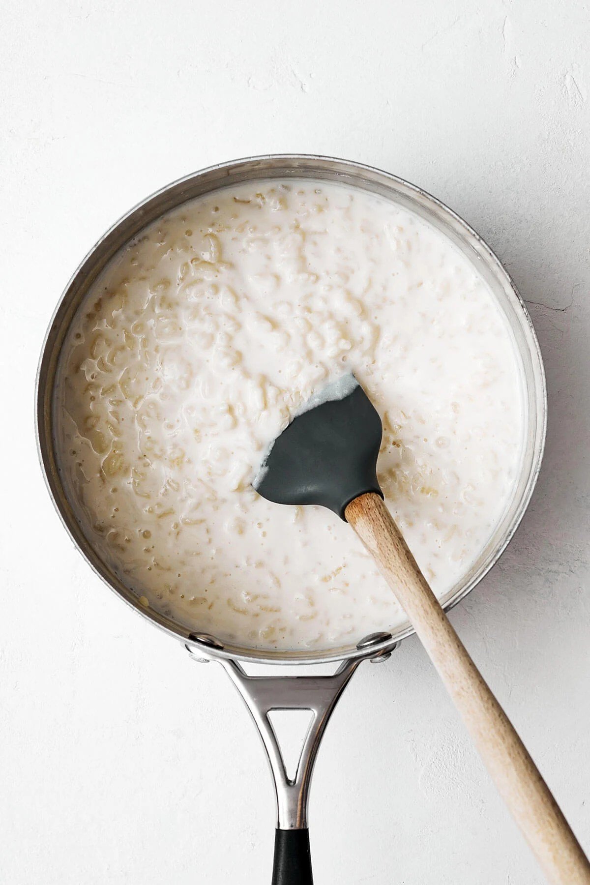 Cette recette facile de riz au lait est le dessert parfait pour les fêtes à déguster cet hiver ! Cuisson du riz au lait dans une casserole