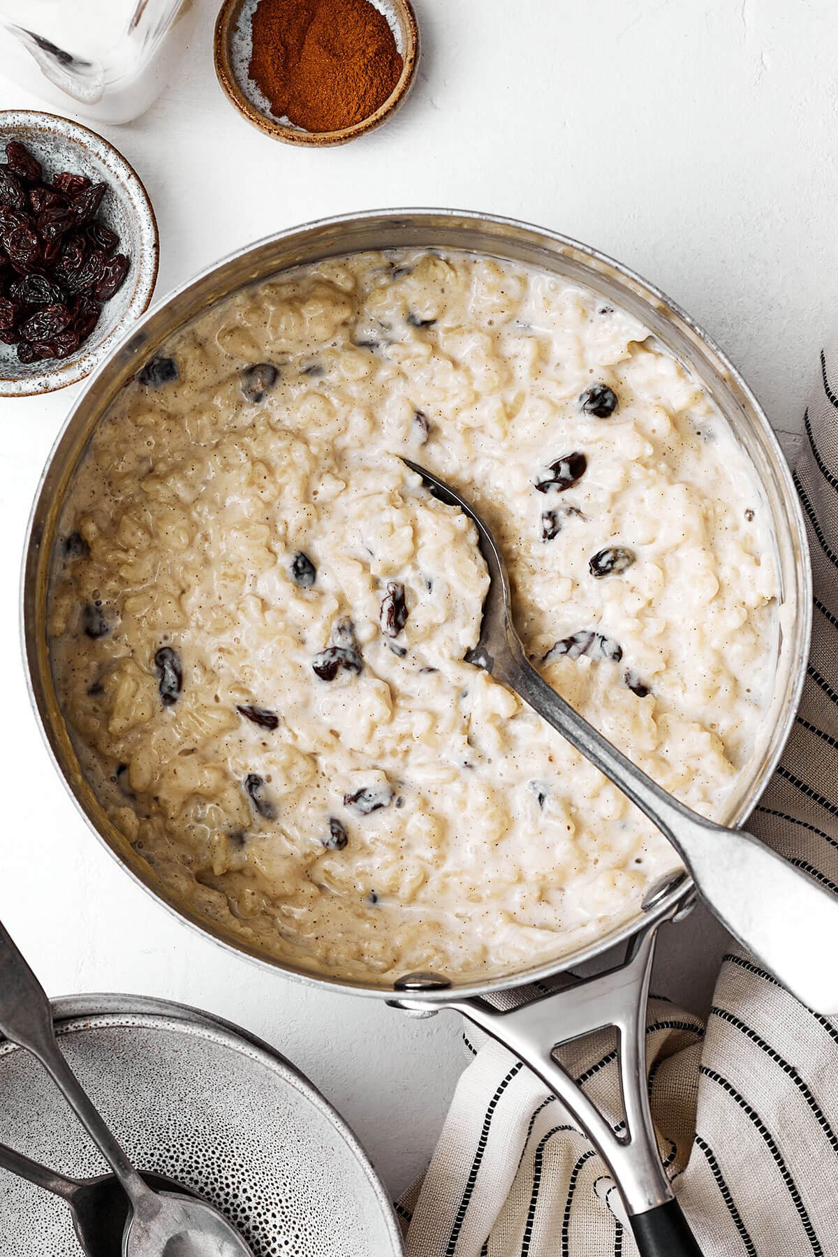 Cette recette facile de riz au lait est le dessert parfait pour les fêtes à déguster cet hiver ! Riz au lait cuit dans une casserole avec des raisins