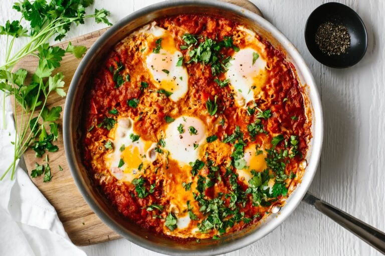 Shakshuka traditionnelle aux œufs pochés et sauce tomate épicée
