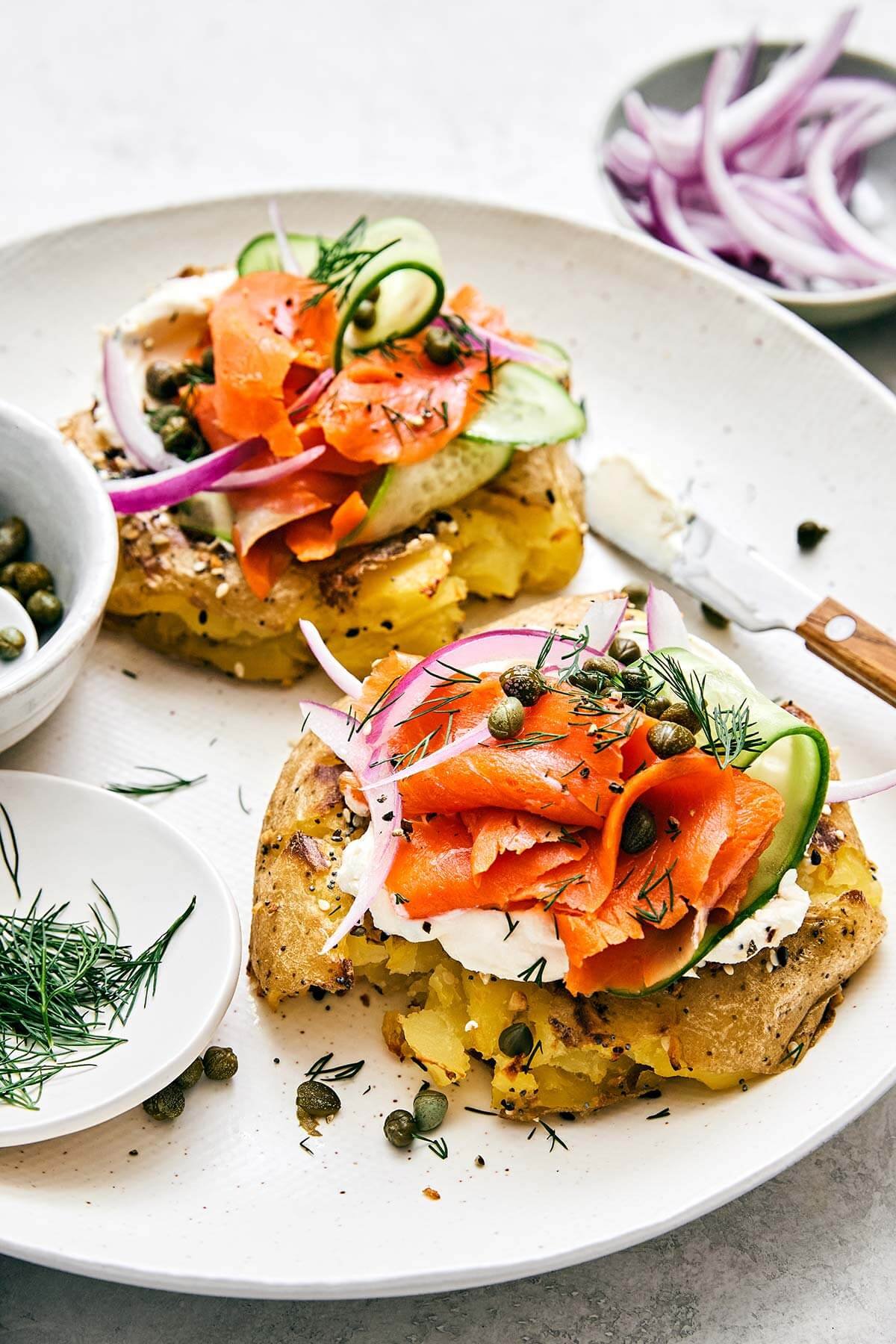 Pommes de terre écrasées avec garniture de lox.