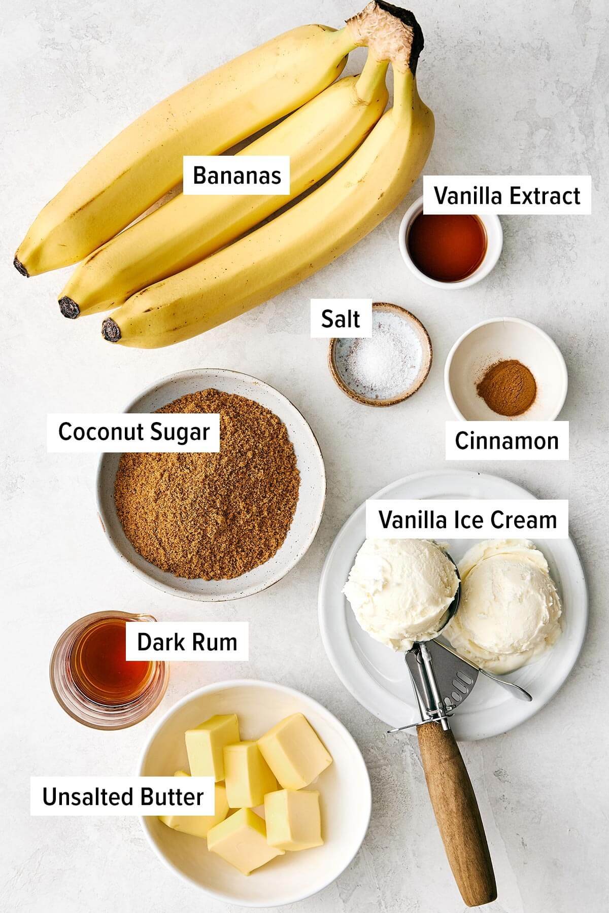 Bananas Foster est le meilleur dessert flambé de 10 minutes avec des bananes caramélisées surmontées de crème glacée à la vanille. Ingrédients pour Bananas Foster.