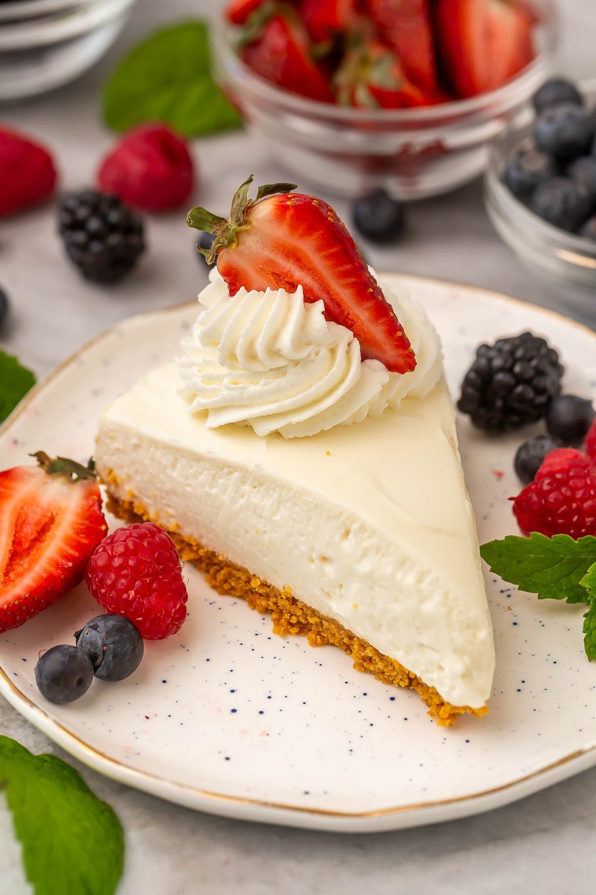 un morceau de cheesecake facile sur une assiette blanche avec des baies.