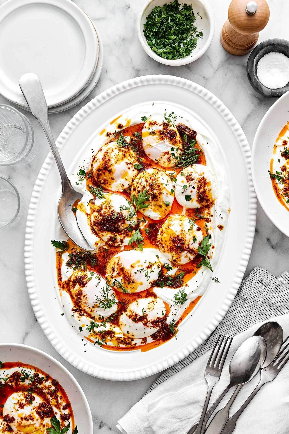 Un plateau d'œufs turcs pour un brunch pour un grand nombre de personnes.