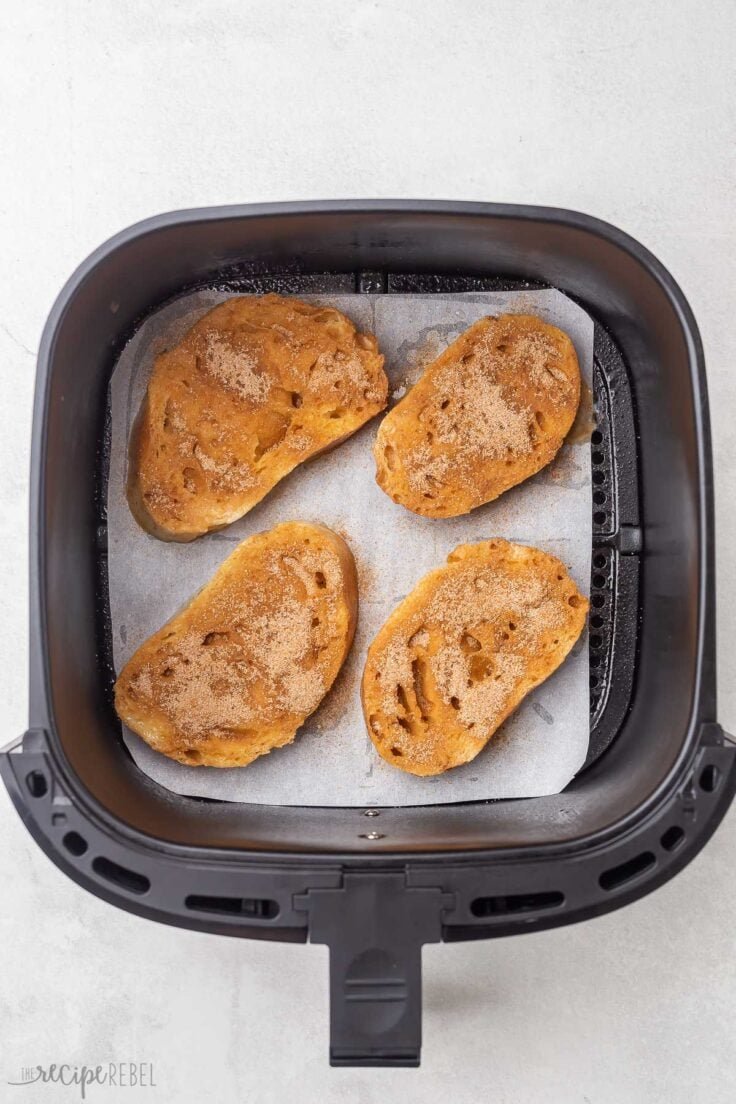 vue du dessus de pain perdu doré dans le panier noir de la friteuse à air.