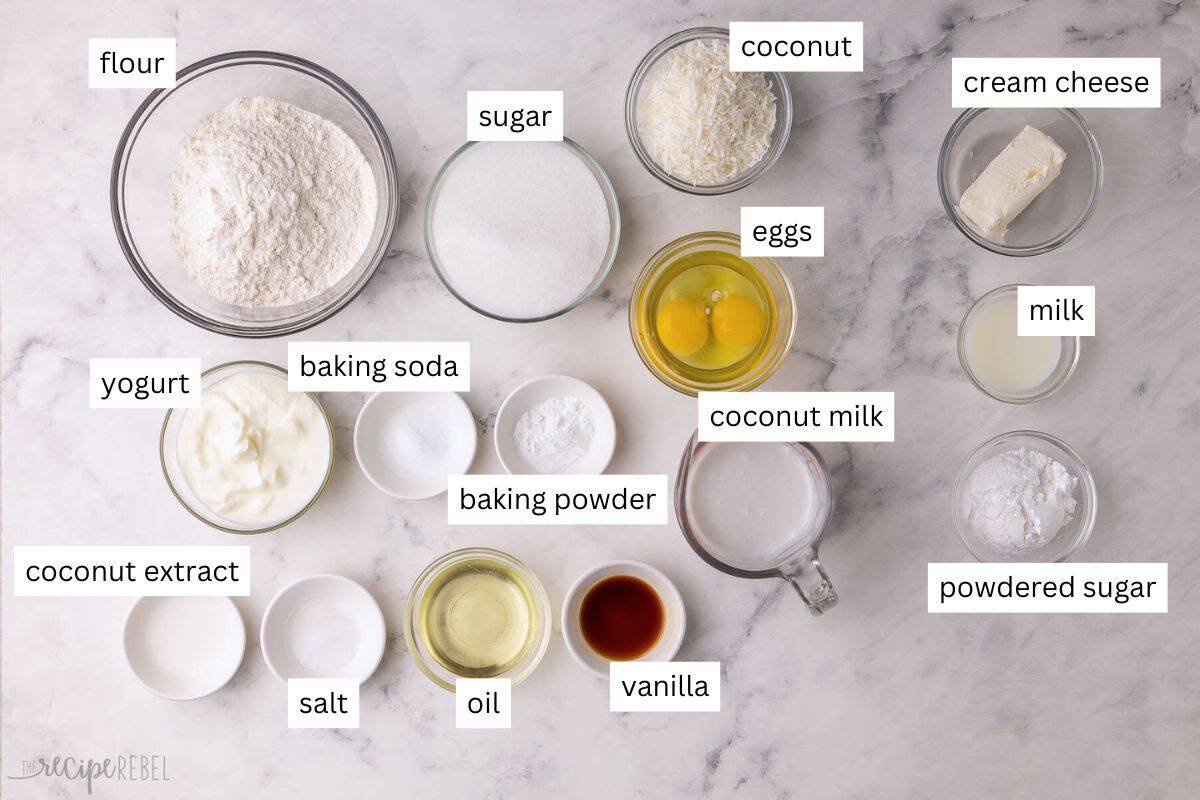 ingrédients nécessaires pour le pain à la noix de coco dans des bols.