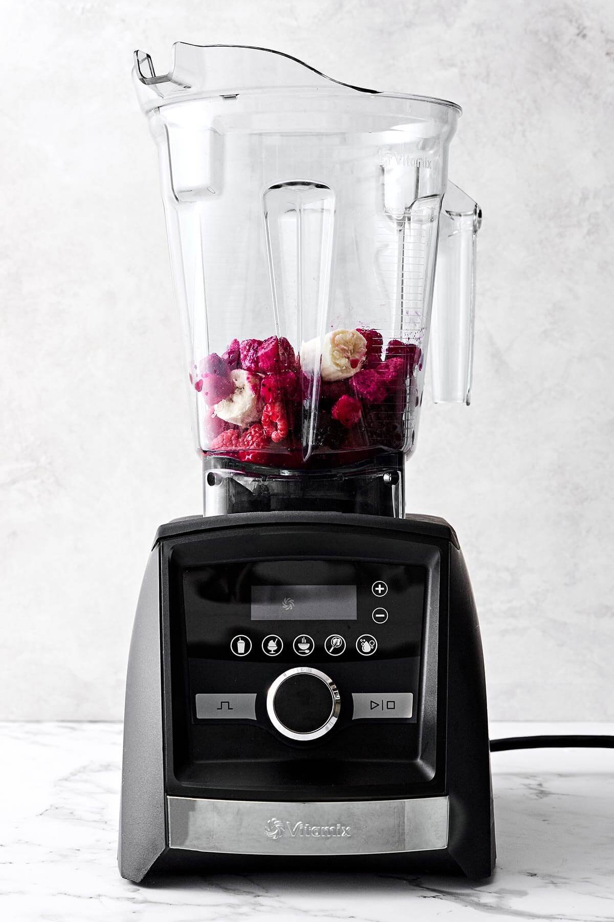 Rafraîchissant et riche en nutriments, ce bol de smoothie pitaya est le petit déjeuner léger ou l'en-cas sain parfait ! Ajout des ingrédients du bol de smoothie pitaya dans un mixeur.