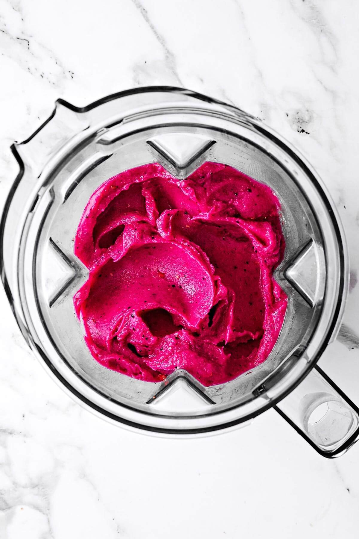 Rafraîchissant et riche en nutriments, ce bol de smoothie pitaya est le petit déjeuner léger ou l'en-cas sain parfait ! Bol de smoothie pitaya mélangé.