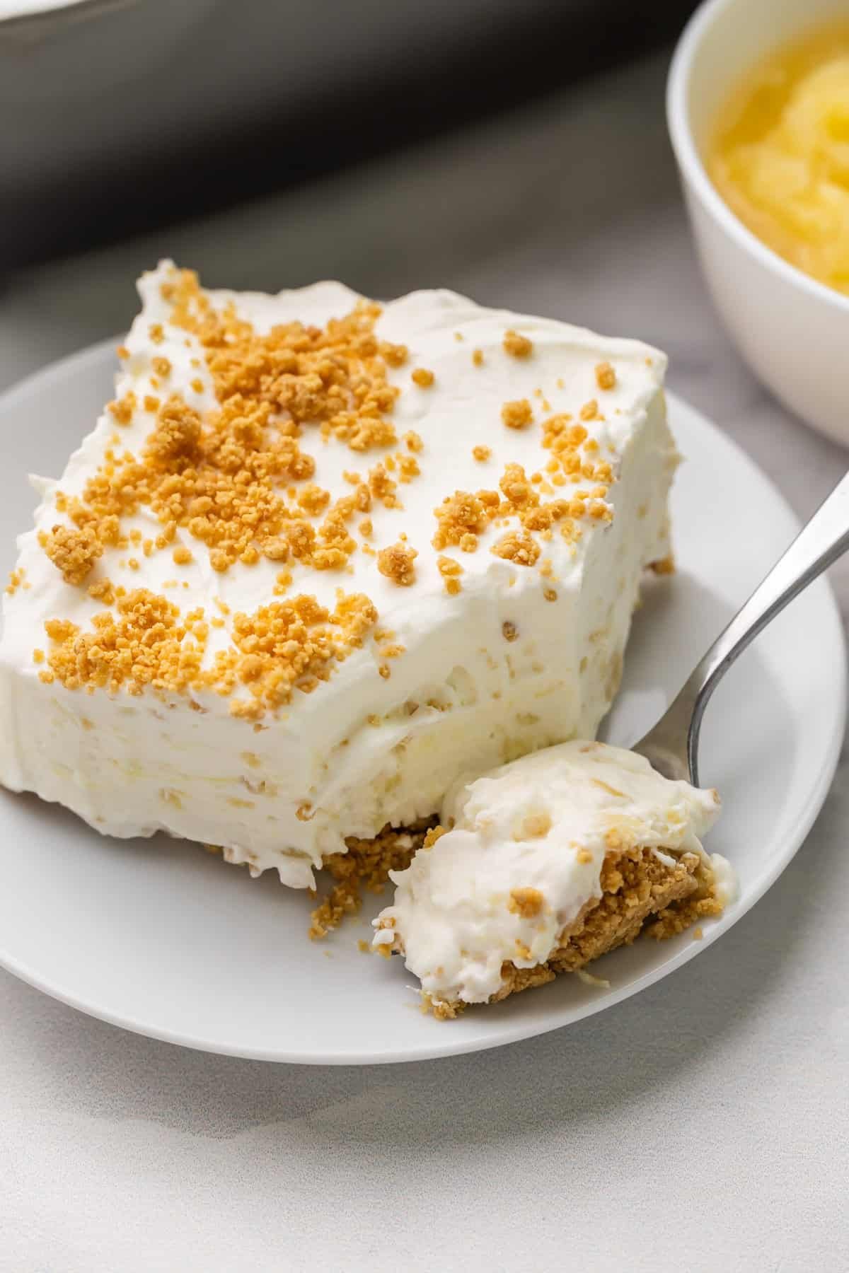 Une fourchette pleine de dessert à l'ananas.