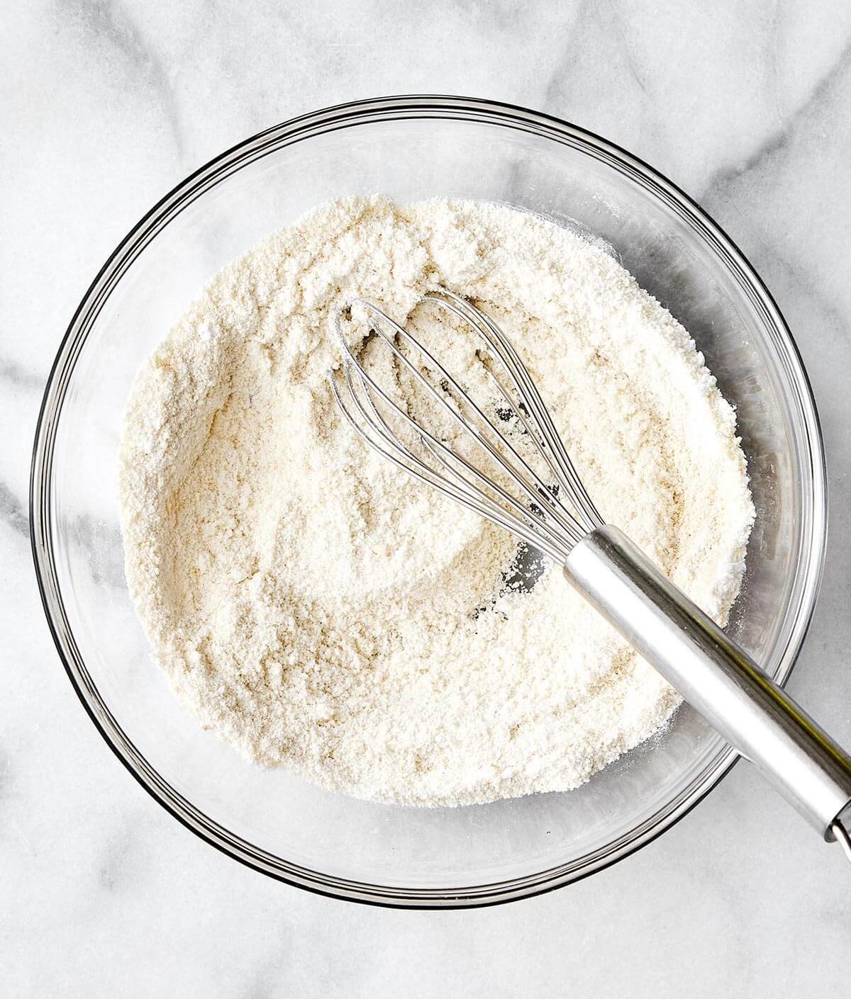 Mélange des ingrédients secs pour les crêpes protéinées.