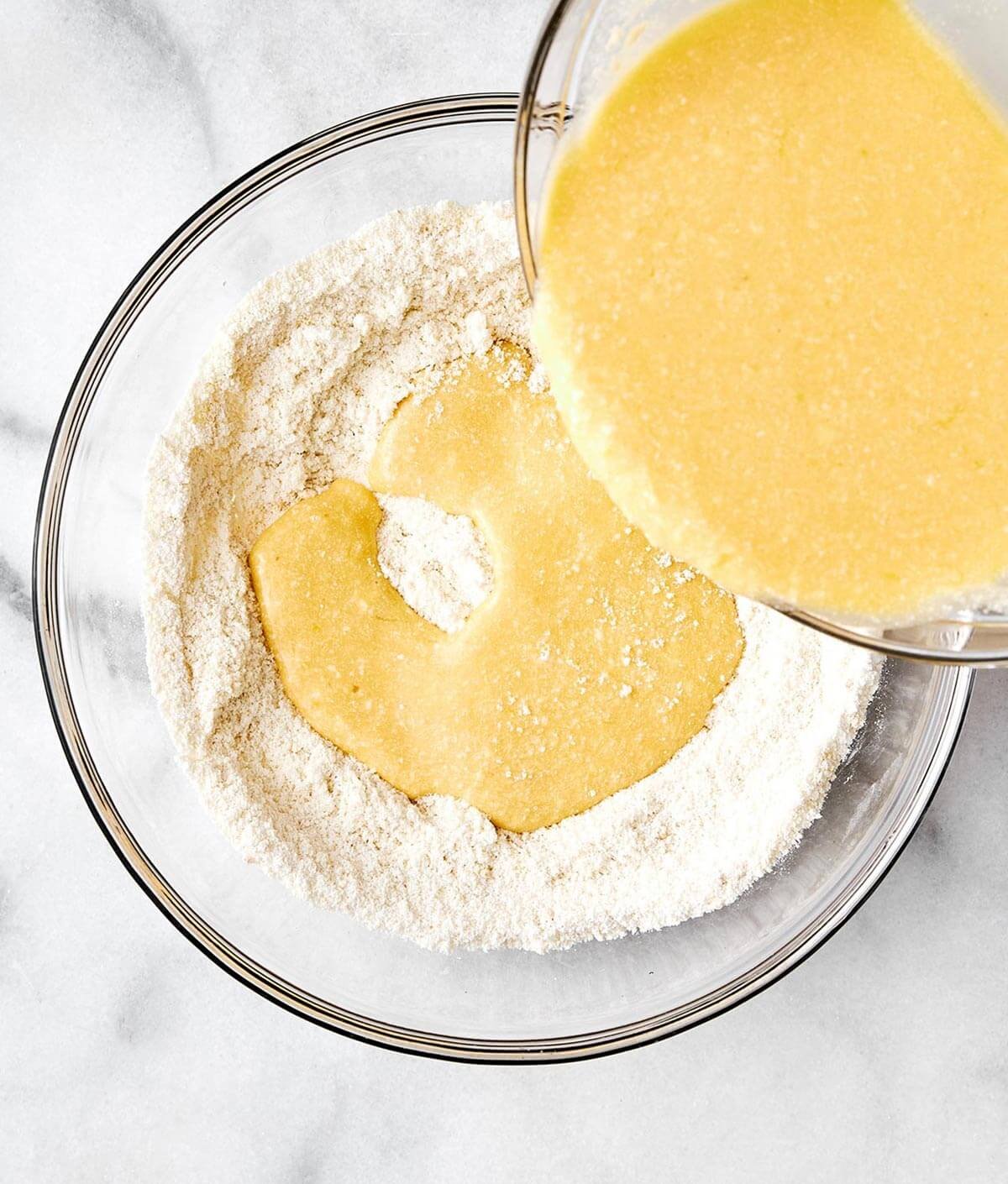 Mélange des ingrédients humides et secs pour les crêpes protéinées.