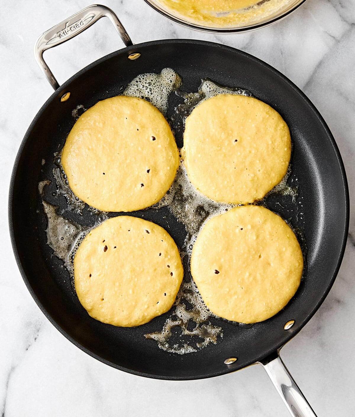 Cuisson des crêpes protéinées dans une poêle.
