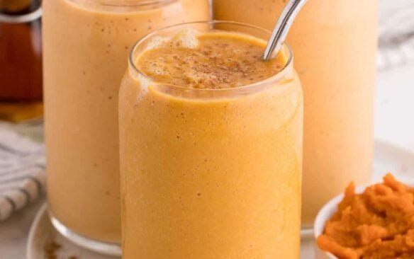 trois smoothies à la tarte à la citrouille avec des pailles.