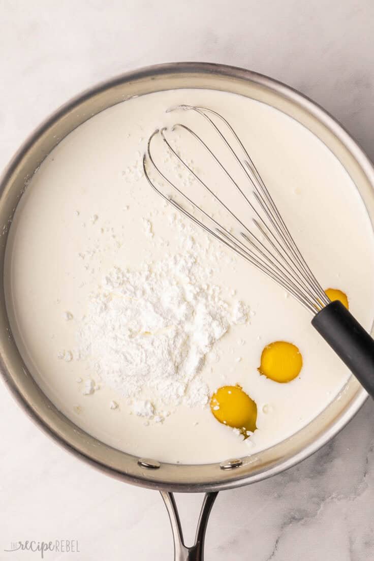 Ingrédients liquides non mélangés dans une casserole.