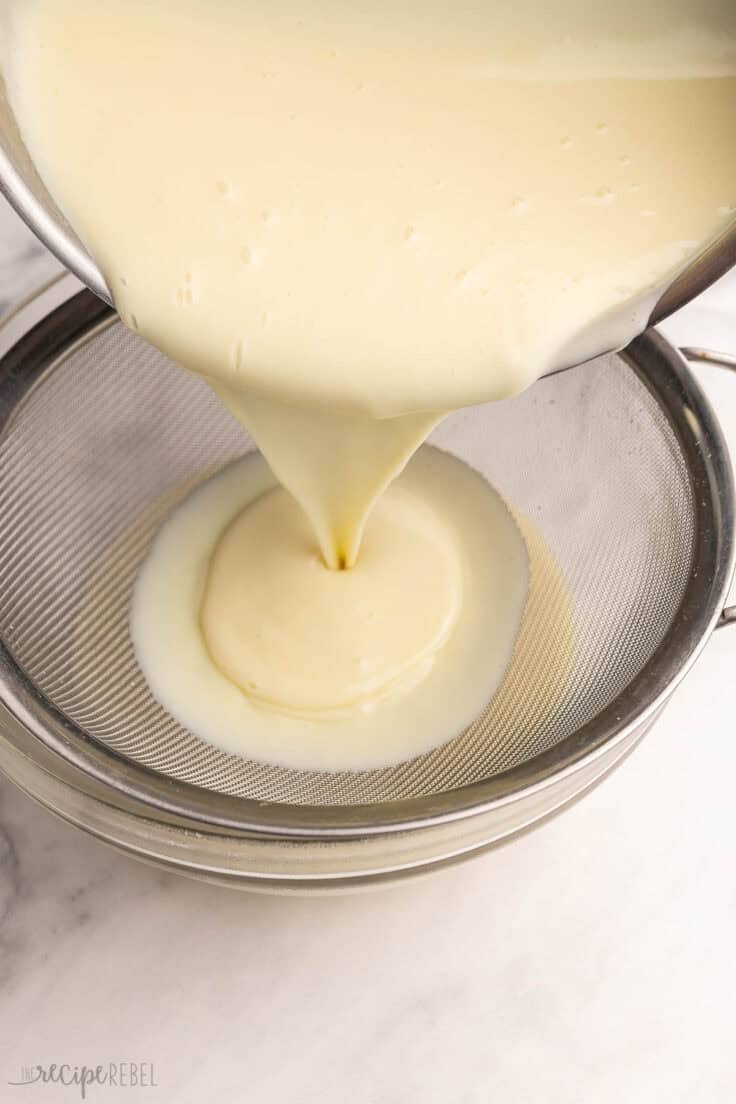 Sauce versée dans un tamis au-dessus d'un bol.