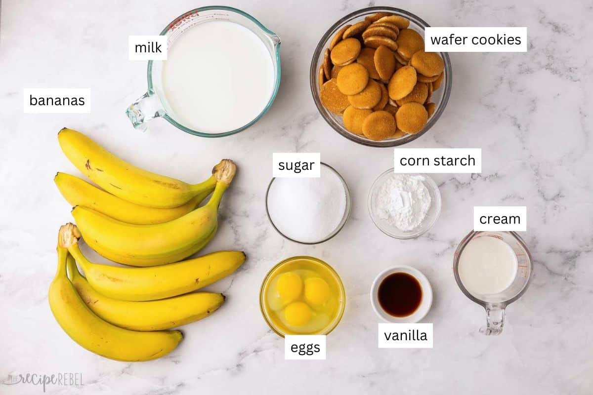 Ingrédients nécessaires pour le pudding à la banane dans des bols.
