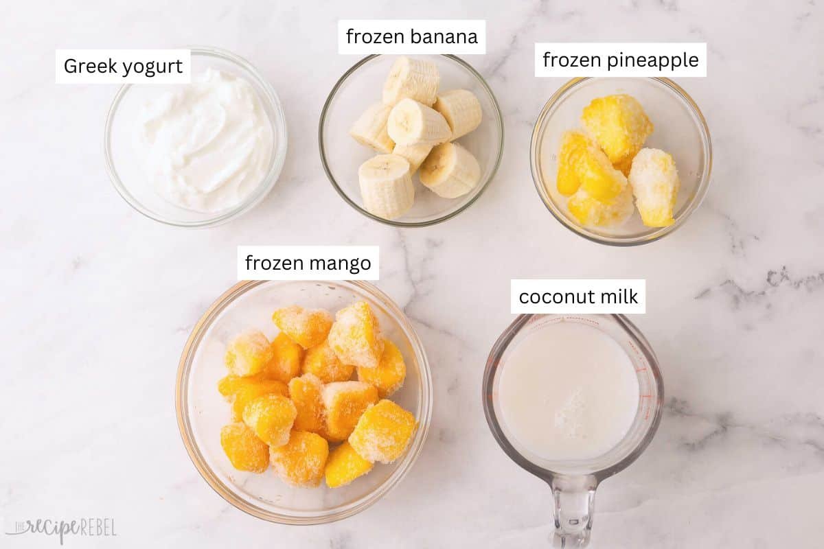 ingrédients nécessaires pour le smoothie tropical dans des bols.