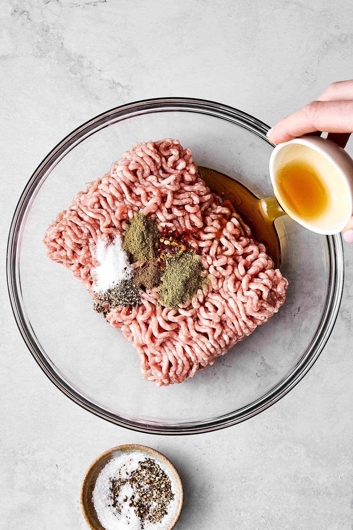 Savoureuse et juteuse, cette saucisse de petit-déjeuner maison apporte un boost de protéines pleine de saveur. Mélanger les saucisses de petit-déjeuner.
