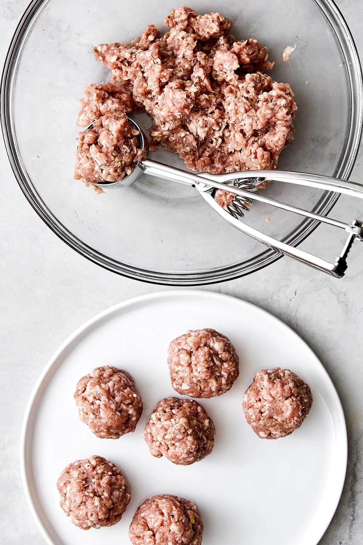 Savoureuse et juteuse, cette saucisse de petit-déjeuner maison apporte un boost de protéines pleine de saveur. Former des galettes de saucisse de petit-déjeuner.