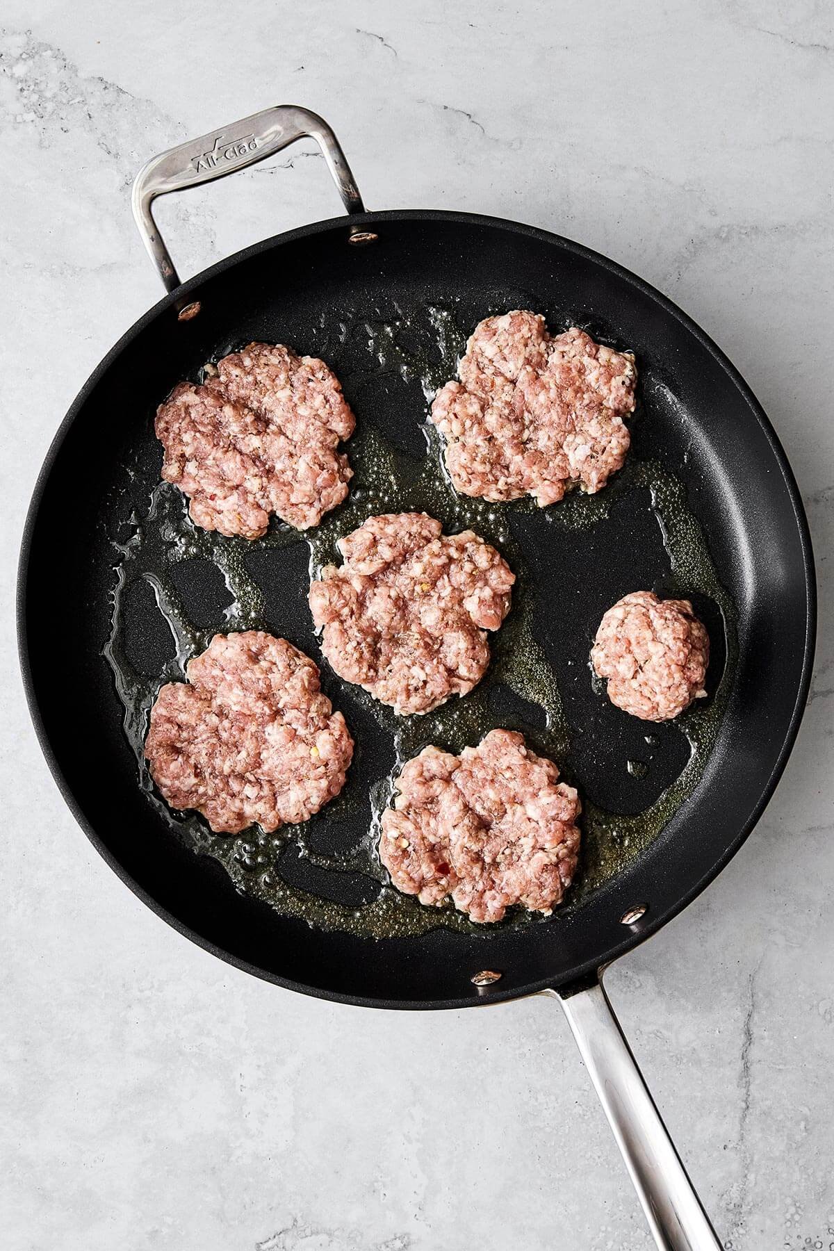 Savoureuse et juteuse, cette saucisse de petit-déjeuner maison apporte un boost de protéines pleine de saveur. Cuire les saucisses de petit-déjeuner dans une poêle.