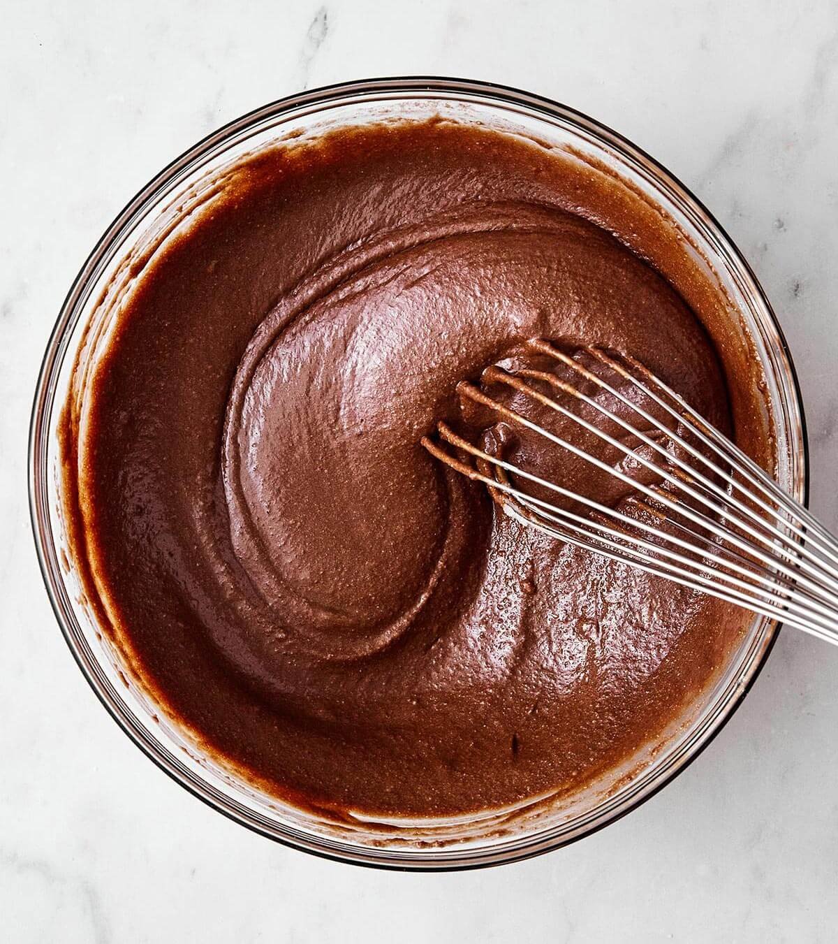 Des couches délicieuses de gâteau chocolat, mousse chocolat menthe, et crème fouettée. Ce gâteau mousse chocolat menthe va surement impressionner ! Mélange de pâte pour gâteau au chocolat.