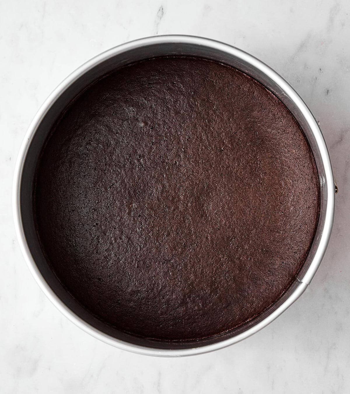 Des couches délicieuses de gâteau chocolat, mousse chocolat menthe, et crème fouettée. Ce gâteau mousse chocolat menthe sera surement impressionnant ! Couche de gâteau au chocolat.