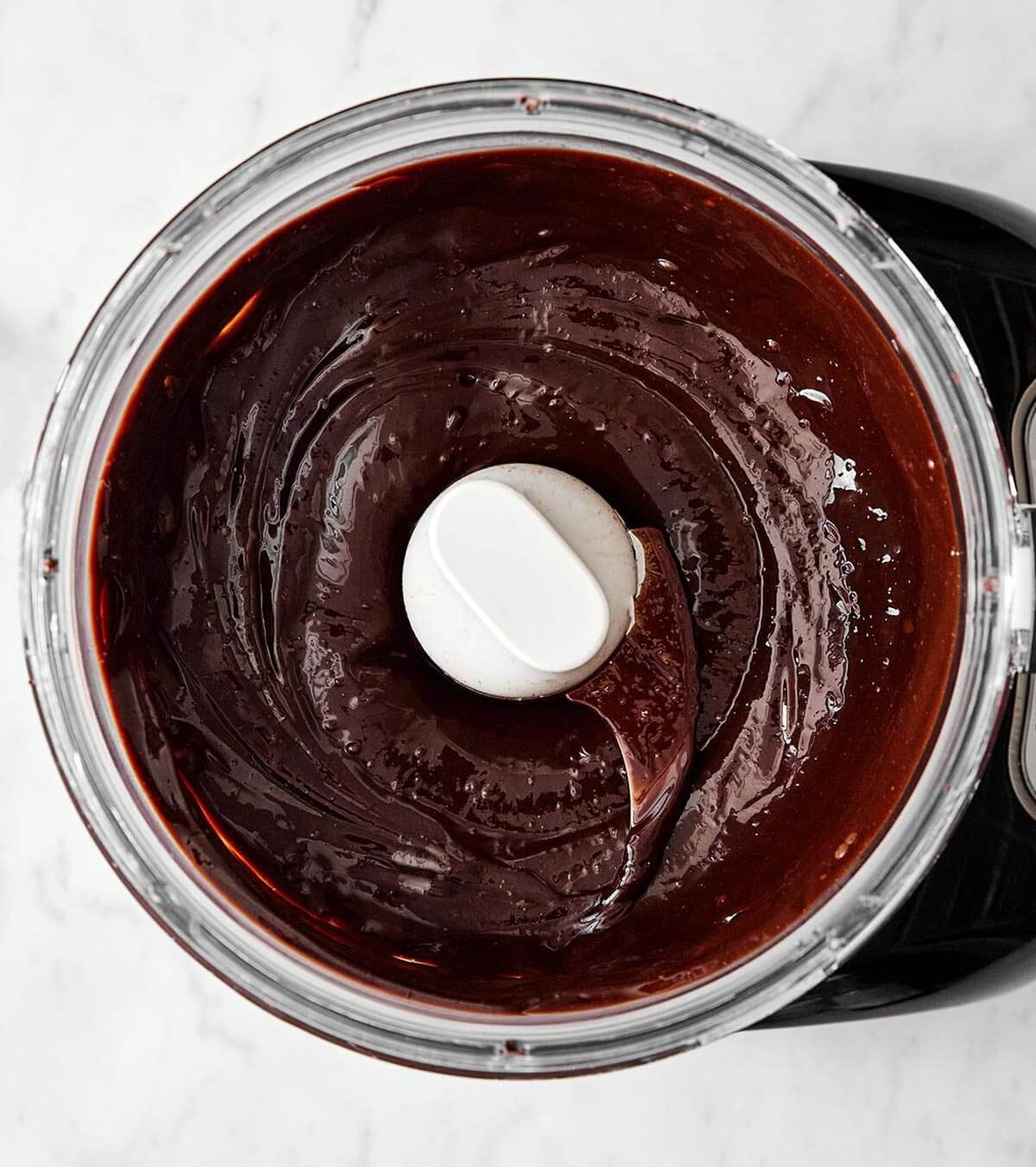 Des couches délicieuses de gâteau chocolat, mousse chocolat menthe, et crème fouettée. Ce gâteau mousse chocolat menthe va surement impressionner ! Mélange de la mousse au chocolat.