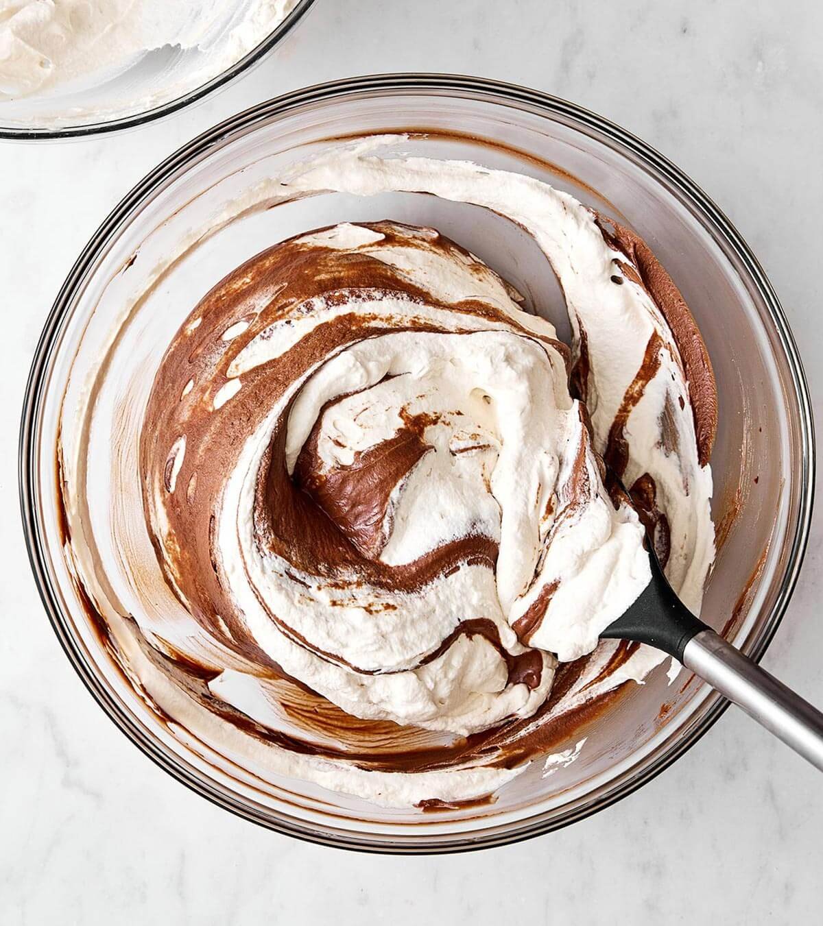 Des couches délicieuses de gâteau chocolat, mousse chocolat menthe, et crème fouettée. Ce gâteau mousse chocolat menthe sera surement impressionnant ! Préparation de la mousse au chocolat.
