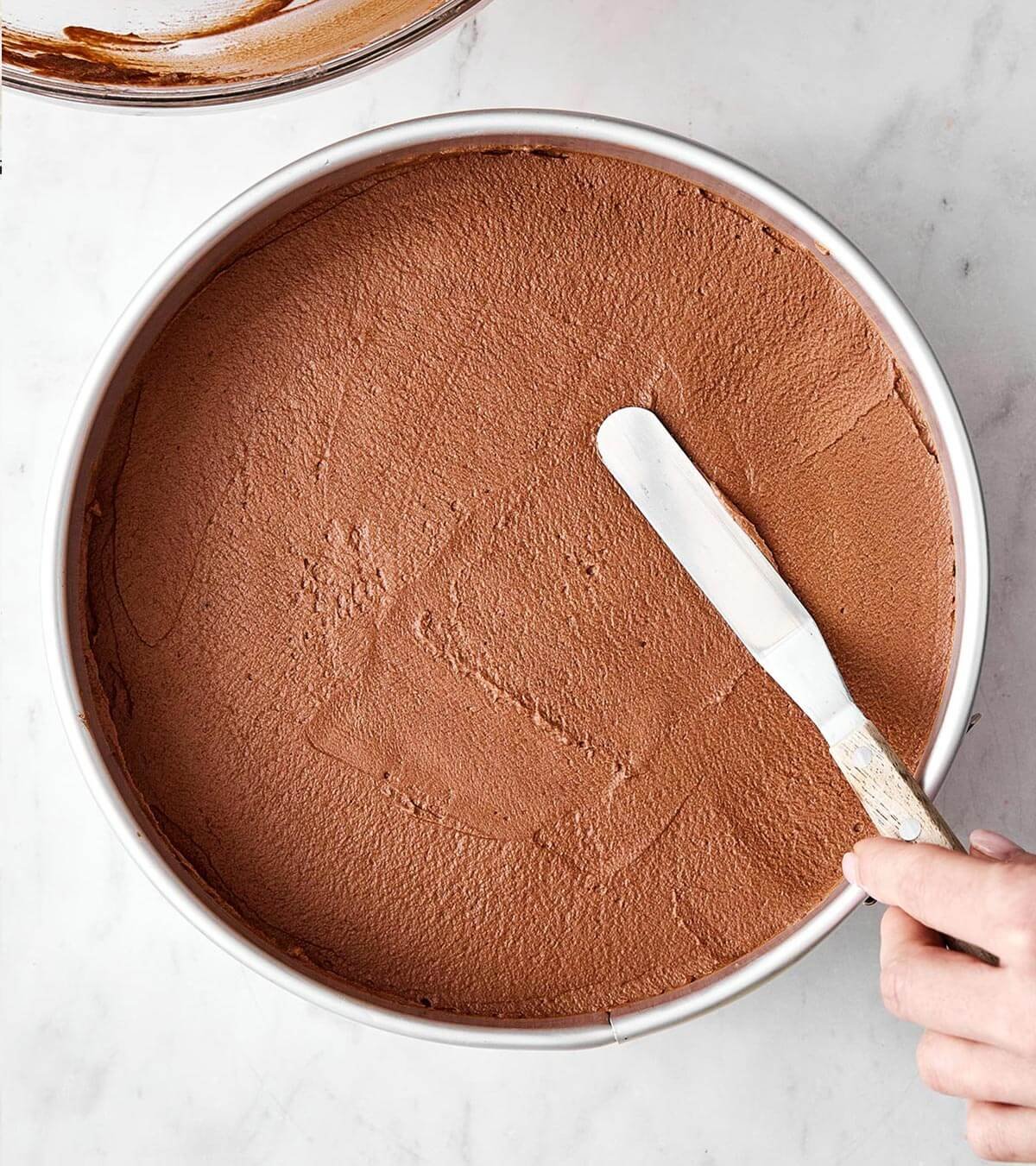 Des couches délicieuses de gâteau chocolat, mousse chocolat menthe, et crème fouettée. Ce gâteau mousse chocolat menthe va surement impressionner ! Préparation du gâteau mousse chocolat.