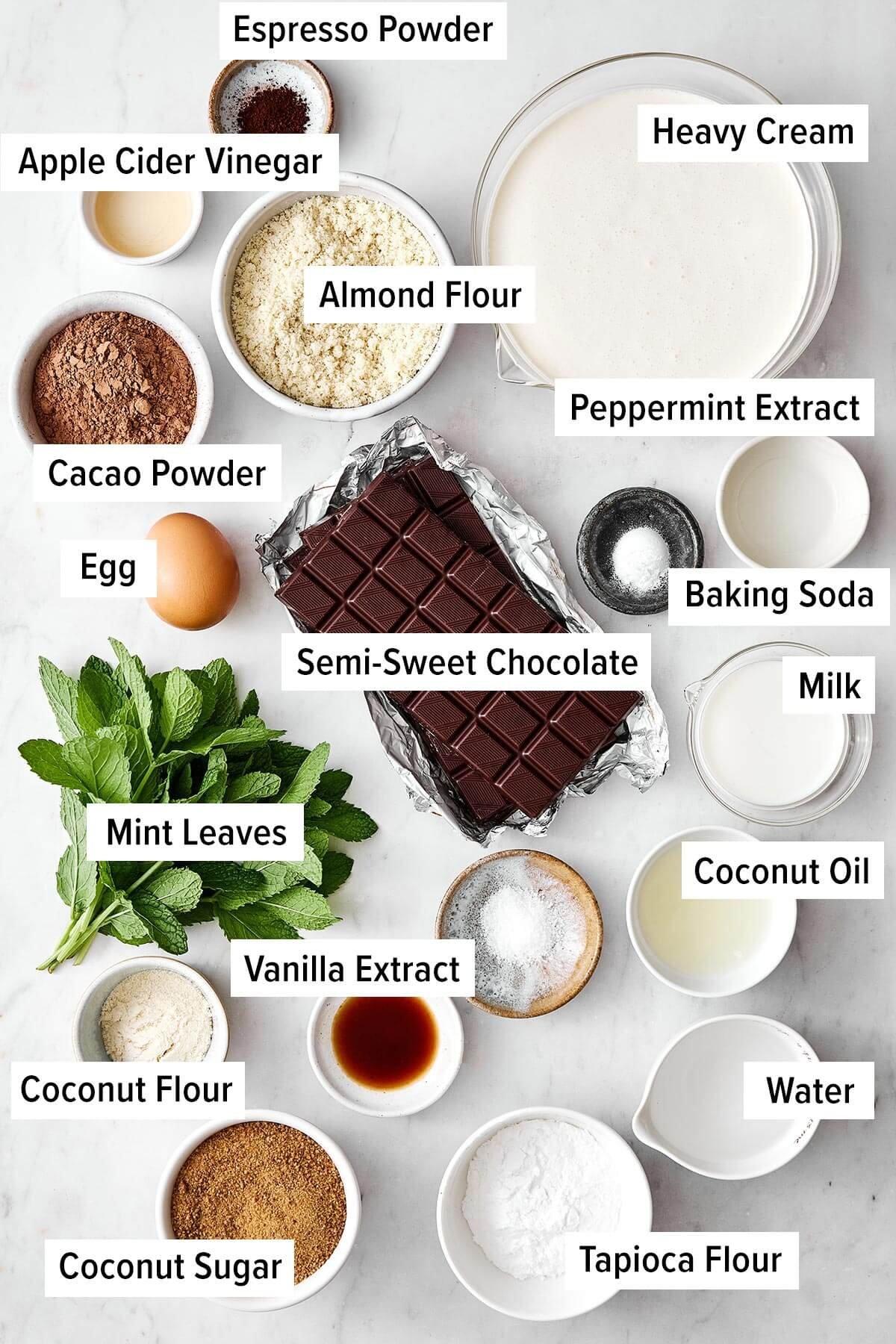 Des couches délicieuses de gâteau chocolat, mousse chocolat menthe, et crème fouettée. Ce gâteau mousse chocolat menthe sera surement impressionnant ! Ingrédients pour gâteau mousse chocolat menthe.