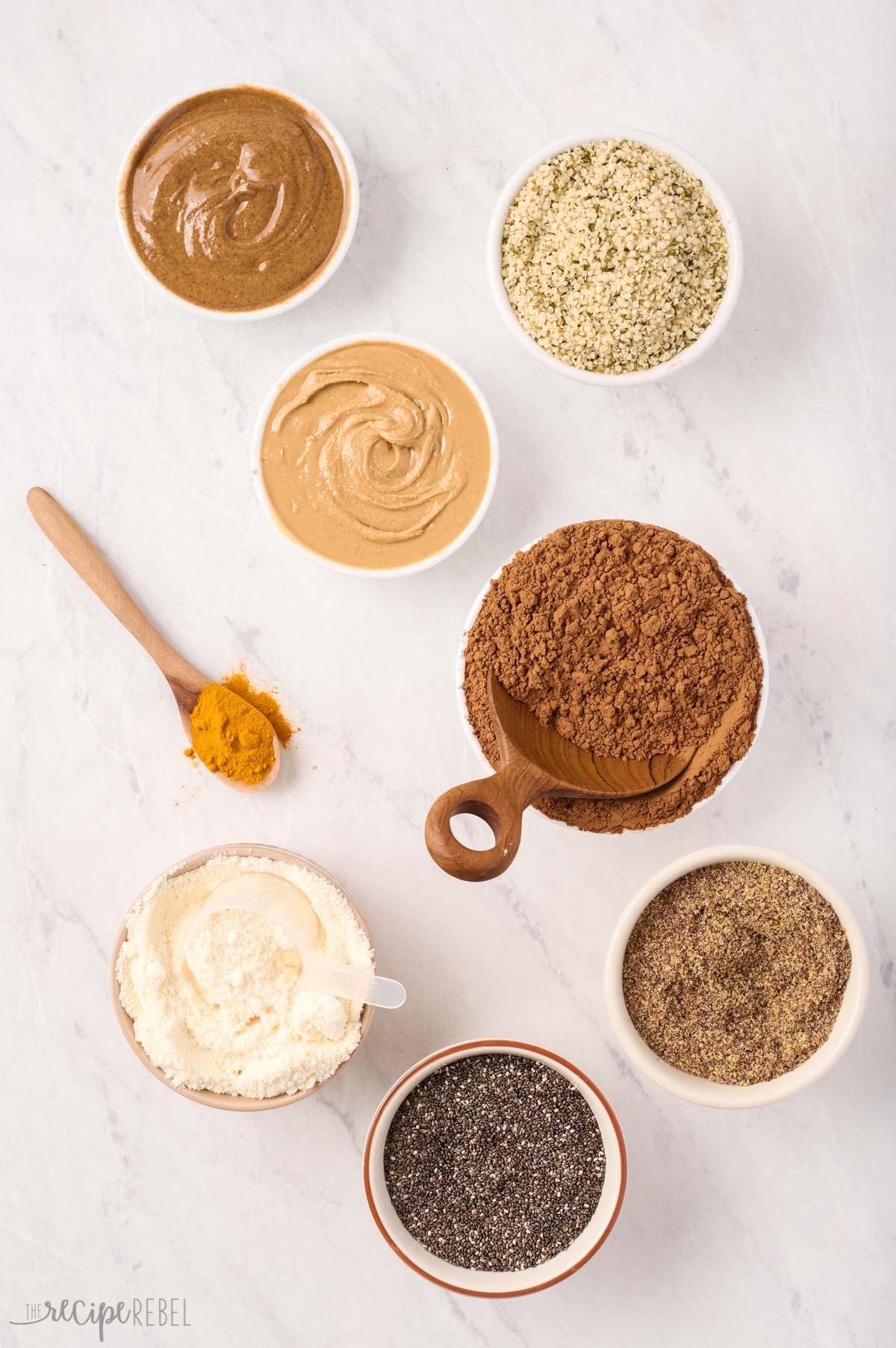 options de beurres de noix, graines, céréales et poudres pour mélanger dans un smoothie