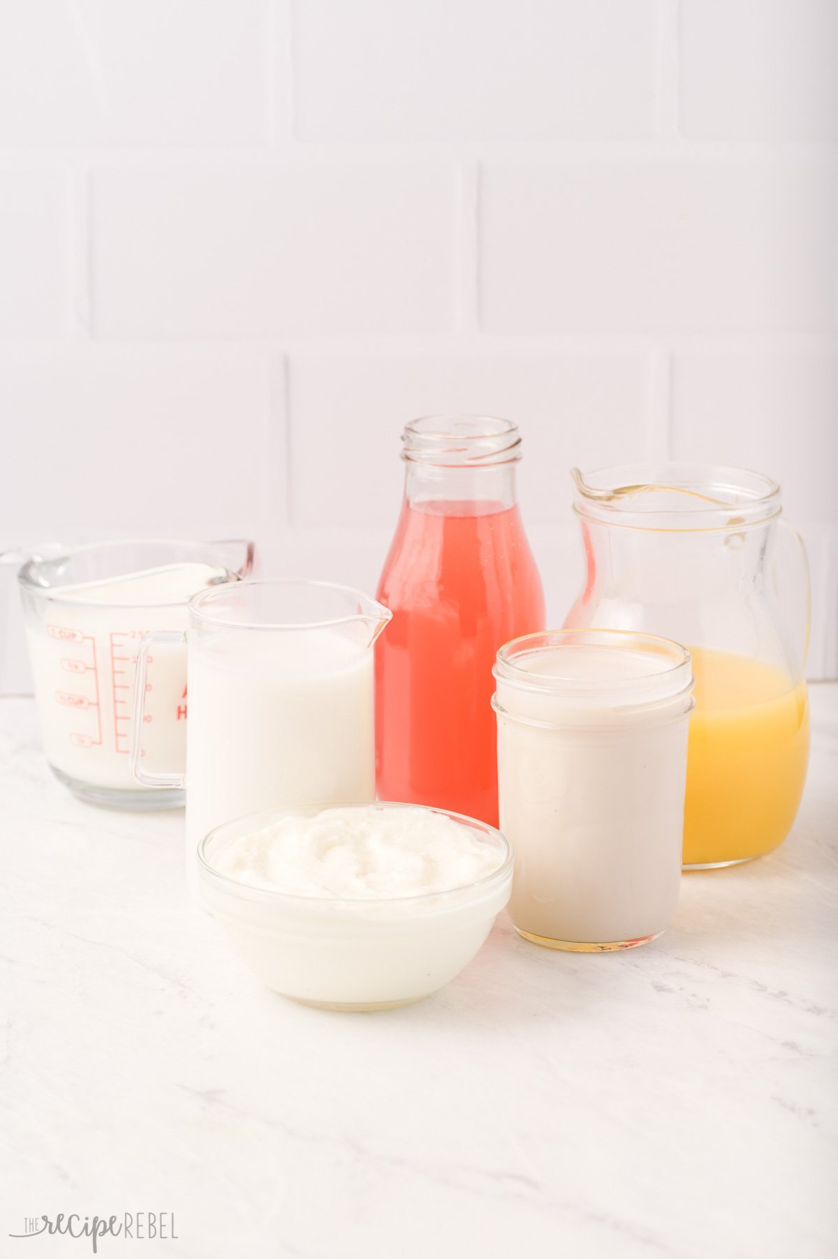 certaines options liquides pour les smoothies, y compris jus et laits