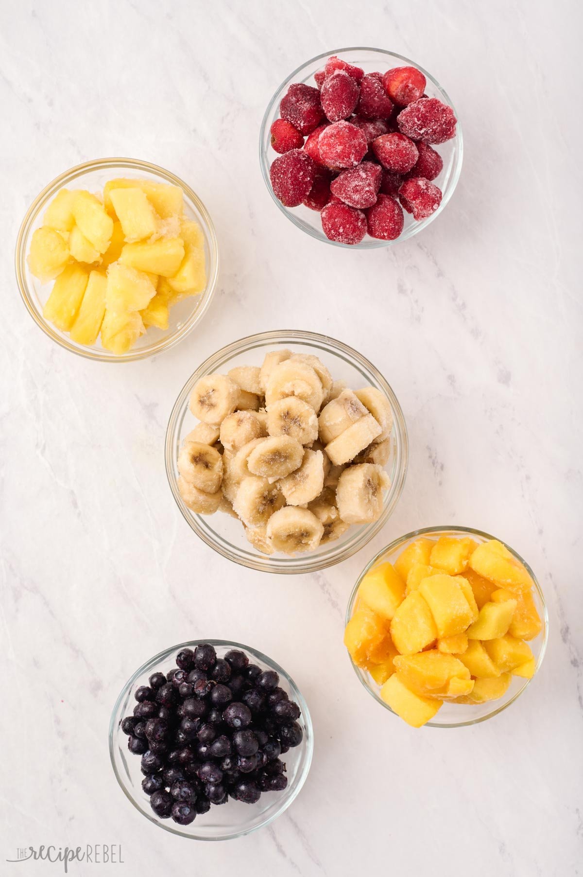 options de fruits congelés pour smoothies dans des bols en verre