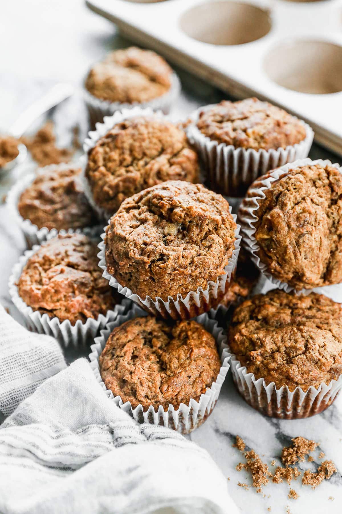 Un muffin à la banane léger et faible en sucre, prêt à sortir du congélateur pour une collation saine le matin.