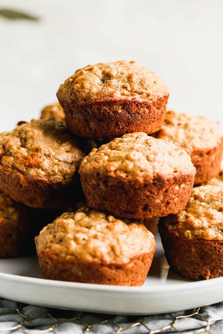 Un muffin à la banane et à l’avoine nourrissant qui reste moelleux et rend la préparation des petits-déjeuners sans effort.