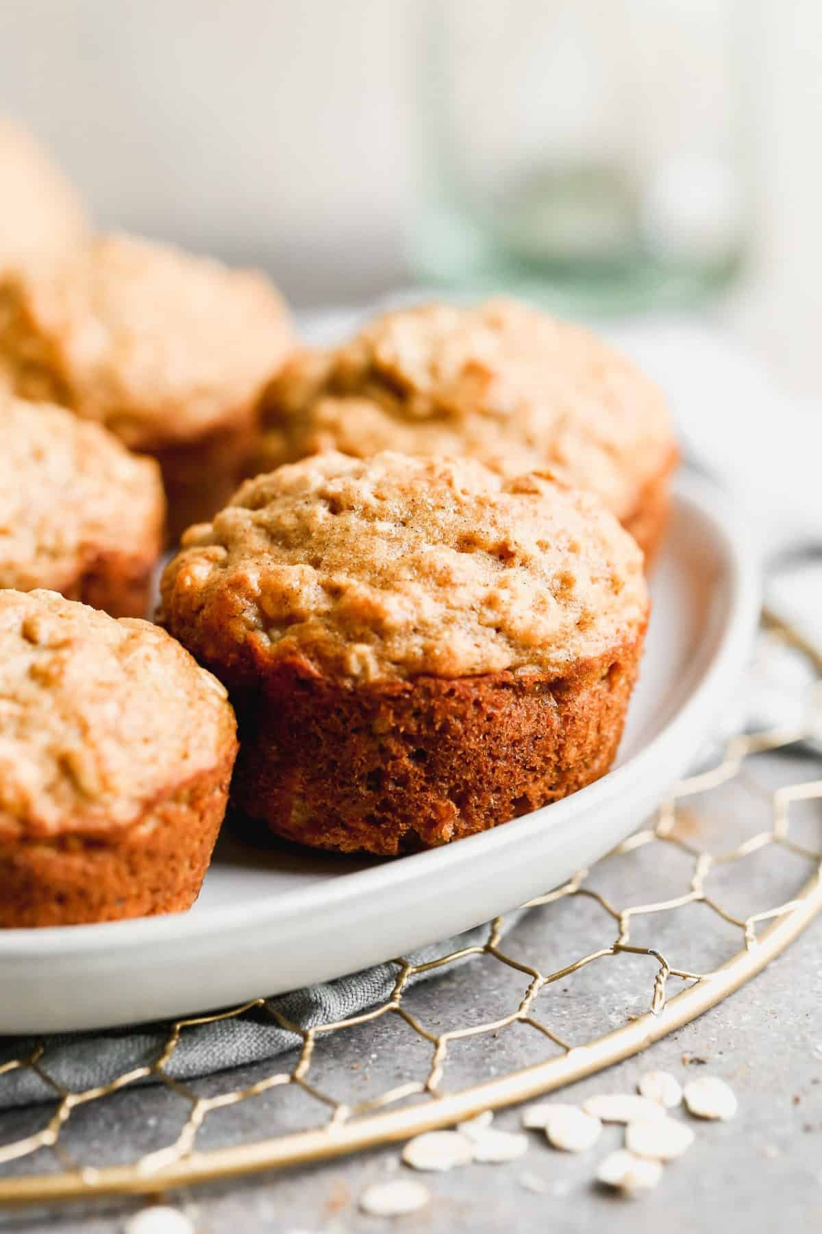 Une assiette de muffins à la banane et à l'avoine prêts à être dégustés.
