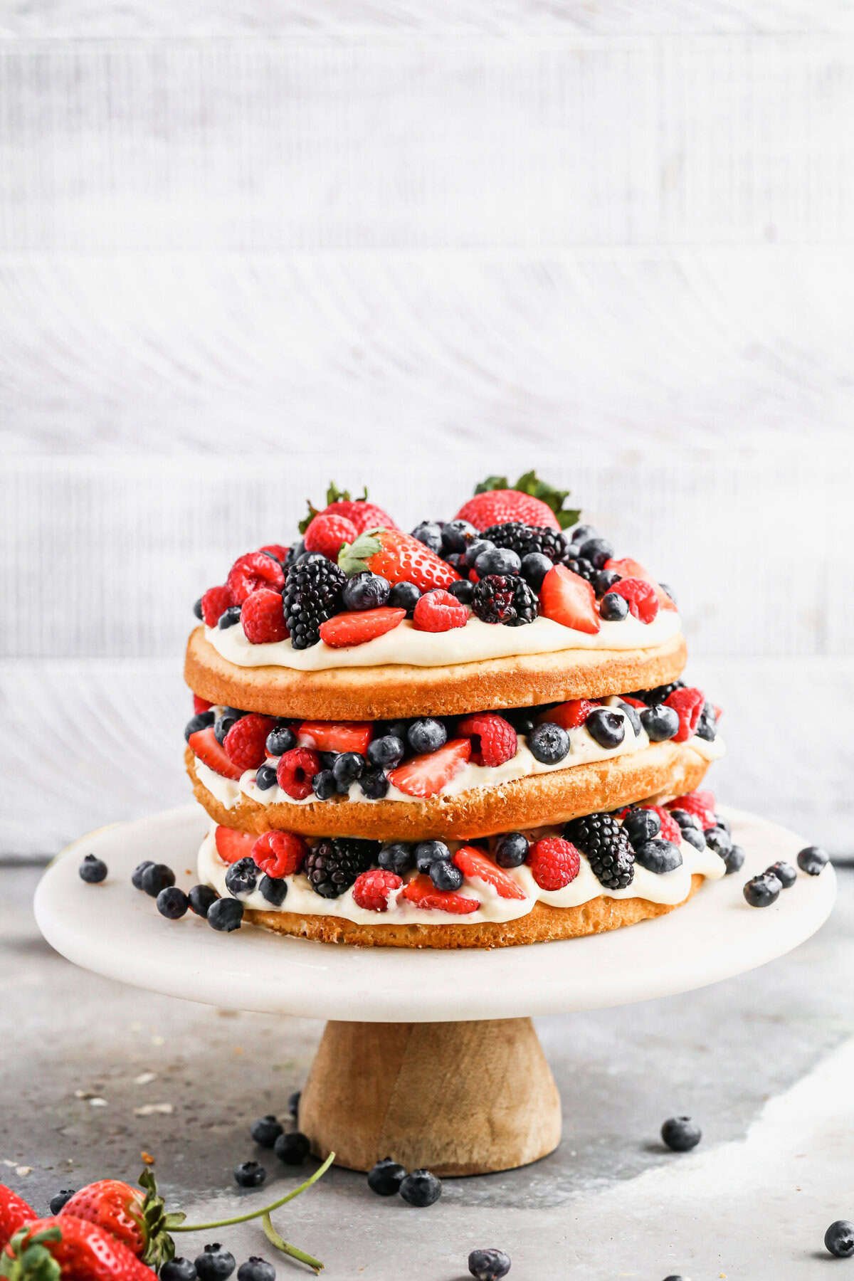 Le gâteau aux baies apporte des fruits de saison et une touche d'élégance aux showers, brunchs ou rassemblements dans le jardin.